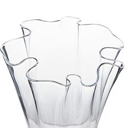 jarrón de cristal con diseño ondulado
