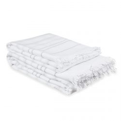 toallas blancas con rayas grises y detalle de flecos de diseño