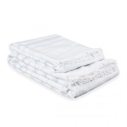 toallas blancas con rayas azul verdoso y detalle de flecos de diseño