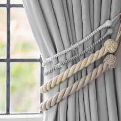 sujeción para cortinas en forma de cuerda y esferas acrílicas de diseño