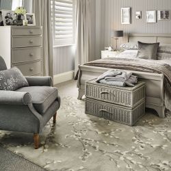 alfombra de lana gris con diseño de ramas de algodón
