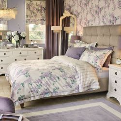 ropa de cama estampada con flores lilas de diseño