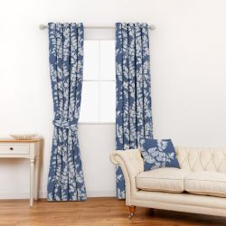 tela azul con flores blancas ideal para cortinas y estores de diseño