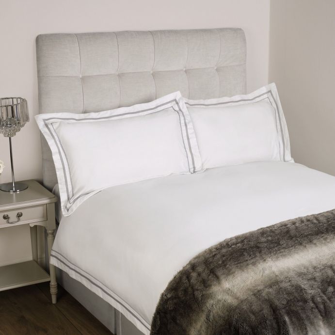 ropa de cama de diseño y calidad en blanco con cenefa gris para camas bonitas