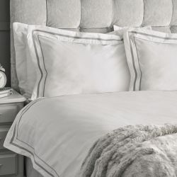 ropa de cama de diseño y calidad en blanco con cenefa gris para camas bonitas