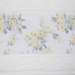 toallas blancas con cenefas de flores amarillas de diseño