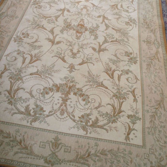 alfombra de lana de diseño clásico con cenefa y flores en tonos verde agua y natural