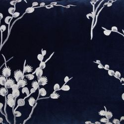 cojín azul oscuro bordado con ramas blancas de diseño