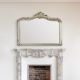 espejo de pared con elegante diseño en su marco de acabado champán