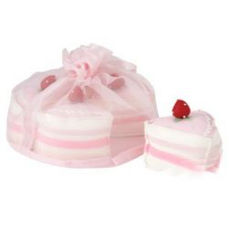 tarta de juguete en fieltro rosa y blanco en porciones 
