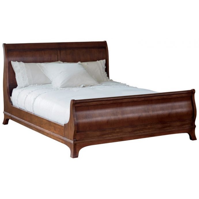 cama tipo trineo en madera maciza oscura