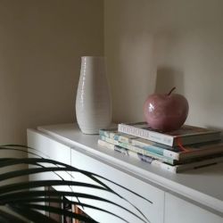 lámpara de sobremesa cerámica con forma de jarrón blanco acanalado