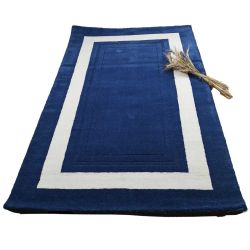 alfombra azul oscuro de lana con cenefa crema de diseño