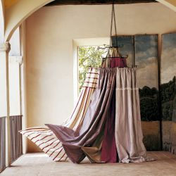 cortinas de seda confeccionadas con detalle bordado y abalorios