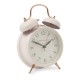 reloj despertador de estilo clásico color crema con campana